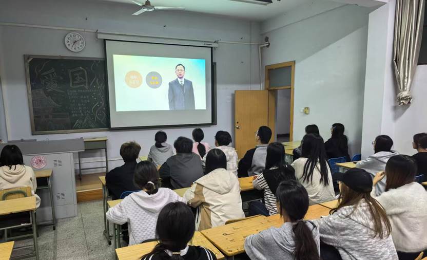 会议室里的人们 AI 生成的内容可能不正确。